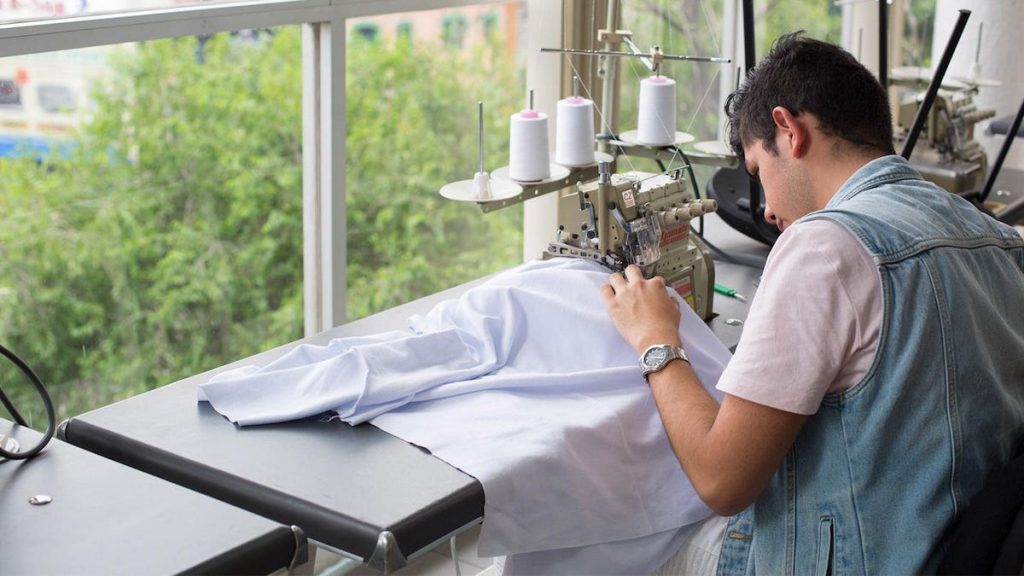 Alumno haciendo vestuario Licenciatura en Diseño de Modas