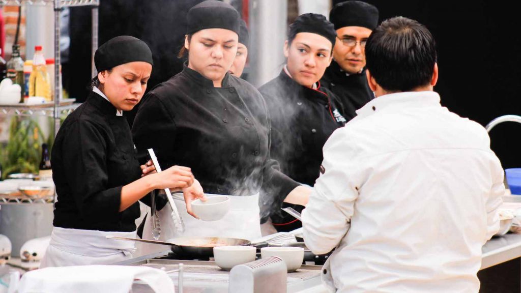 %key Licenciatura en Gastronomía Alumnos cocinando Licenciatura en Finanzas Universidad de Londres #1
