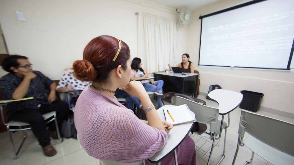 %key Licenciatura en Psicología Alumna poniendo atención Licenciatura en Psicología