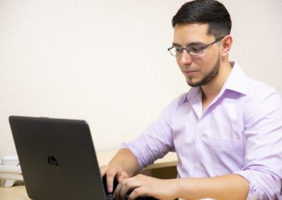 Alumno con computadora Licenciatura en Mercadotecnia